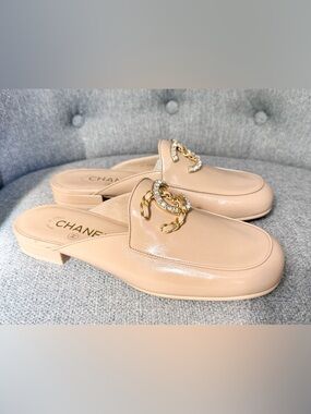 CHANEL BEIGE PATENT LEATHER GOLD CC LOGO with CRYSTALS MULES SLIDES 36.5 NEW